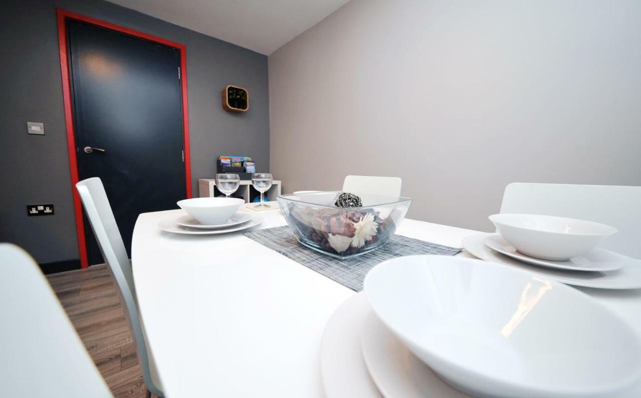 Stone'S Throw City Centre - Tv In Every Bedroom! スウォンジー エクステリア 写真
