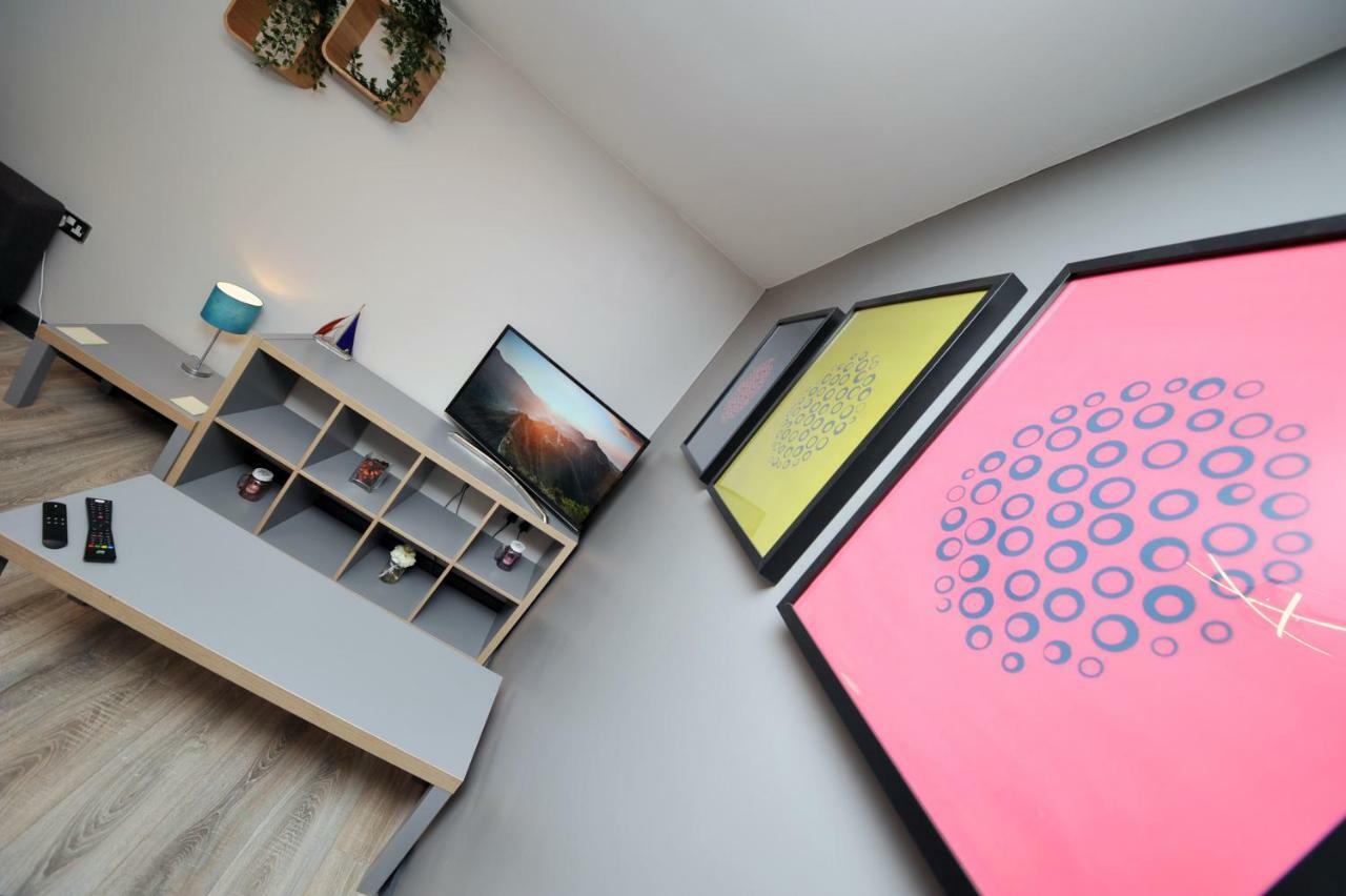 Stone'S Throw City Centre - Tv In Every Bedroom! スウォンジー エクステリア 写真